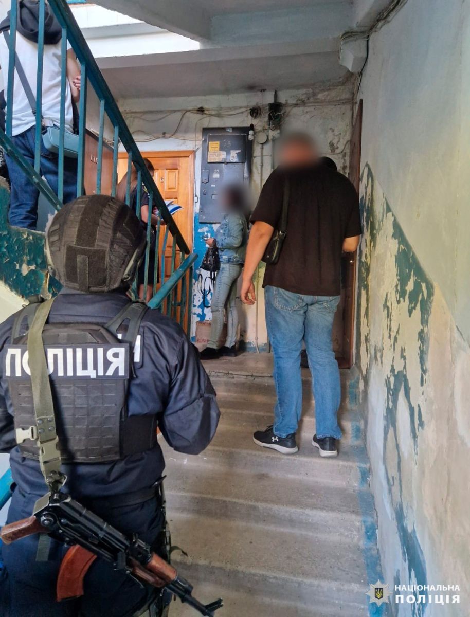 Харківські слідчі повідомили чоловіку про підозру у сутенерстві